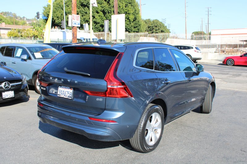 Used 2022 Volvo XC60 B5 Momentum FWD image 5