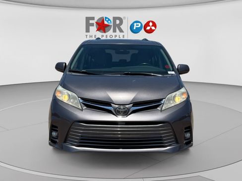 Used 2018 Toyota Sienna XLE w/ XLE Navigation Package FWD image 8