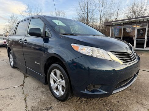 Used 2011 Toyota Sienna LE image 3