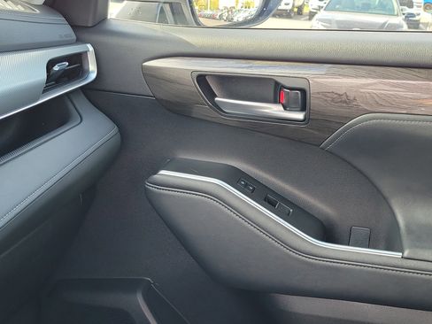 Used 2023 Toyota Highlander Platinum image 32