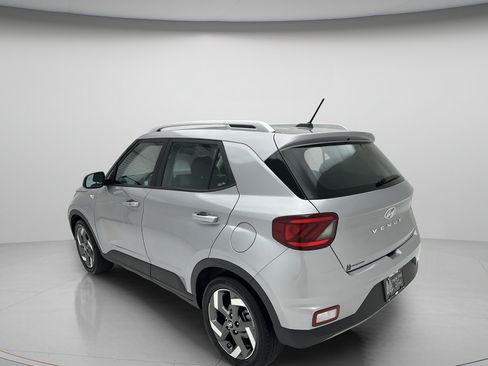 Used 2025 Hyundai Venue SEL FWD image 7