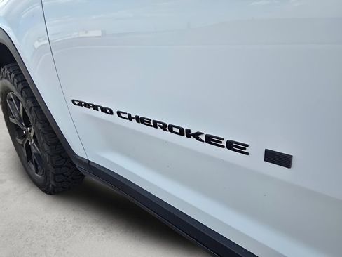 Used 2024 Jeep Grand Cherokee Altitude AWD/4WD image 10