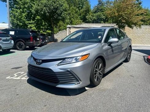 Used 2021 Toyota Camry XLE FWD image 3