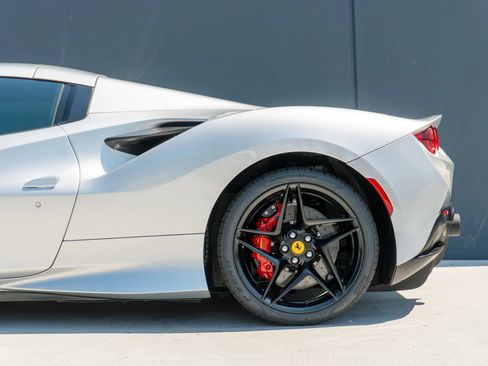 Used 2022 Ferrari F8 Tributo RWD image 20