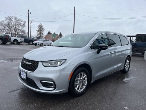 Used 2024 Chrysler Pacifica Touring-L FWD image 3