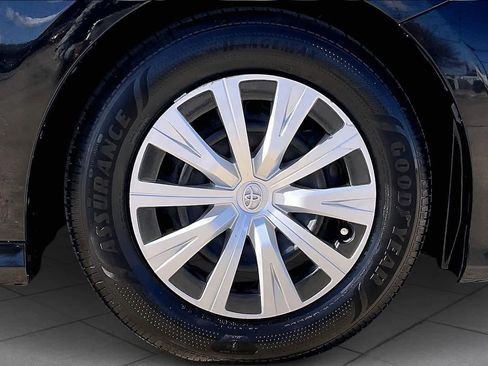 Used 2018 Toyota Camry L image 9