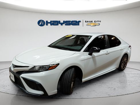 Used 2023 Toyota Camry SE FWD image 3