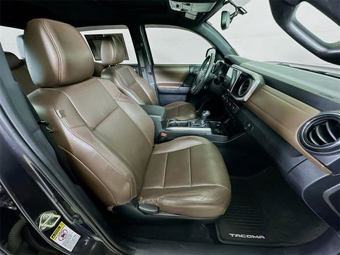 Used 2016 Toyota Tacoma Limited image 10