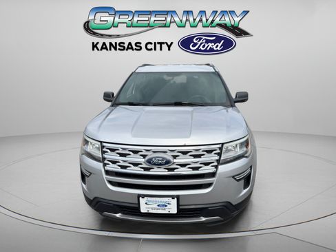 Used 2018 Ford Explorer XLT FWD image 2