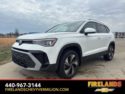 Used 2025 Volkswagen Taos SE AWD/4WD image 1