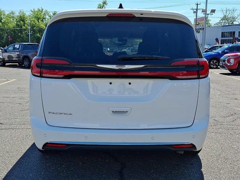 Used 2023 Chrysler Pacifica Touring-L FWD image 5