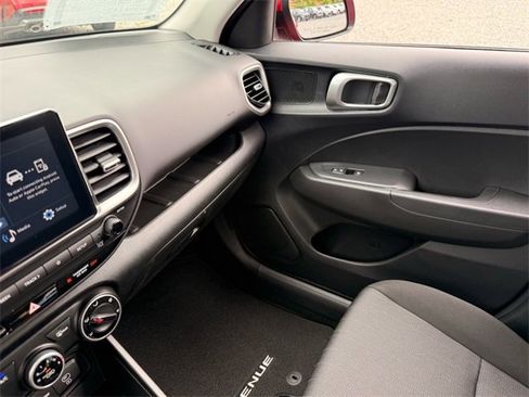 Used 2025 Hyundai Venue SE image 7