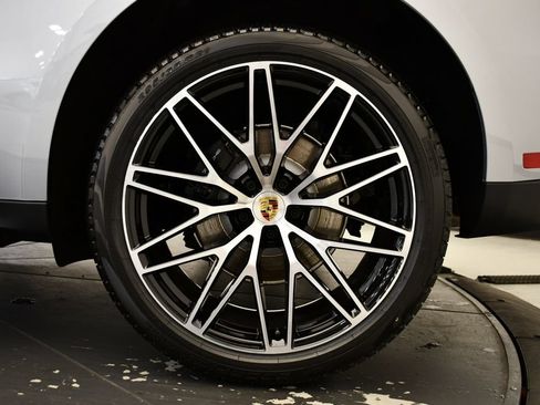 Certified 2026 Porsche Macan AWD/4WD image 17