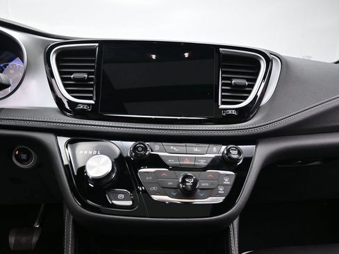 Used 2025 Chrysler Pacifica Limited FWD image 14