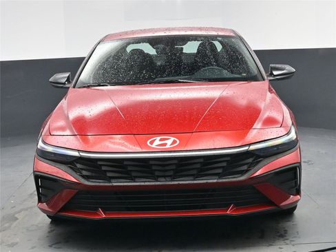 Certified 2025 Hyundai Elantra Sport image 17