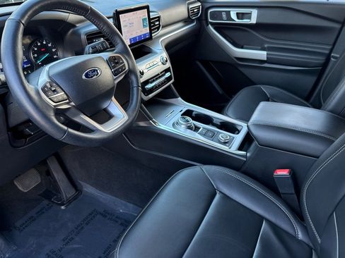 Used 2022 Ford Explorer XLT w/ Equipment Group 202A image 10