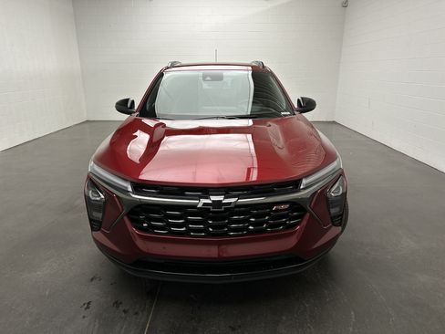 Used 2025 Chevrolet Trax RS w/ Sunroof Package FWD image 3