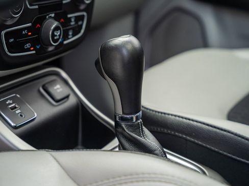 Used 2018 Jeep Compass Latitude w/ Popular Equipment Group FWD image 29