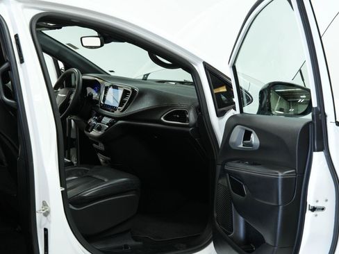 Used 2024 Chrysler Pacifica Limited FWD image 11