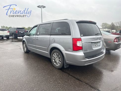 Used 2014 Chrysler Town & Country Touring-L w/ Driver Convenience Group FWD image 2