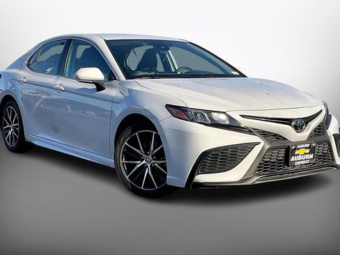Used 2022 Toyota Camry SE image 1