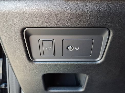 Used 2025 Land Rover Discovery Dynamic SE image 25