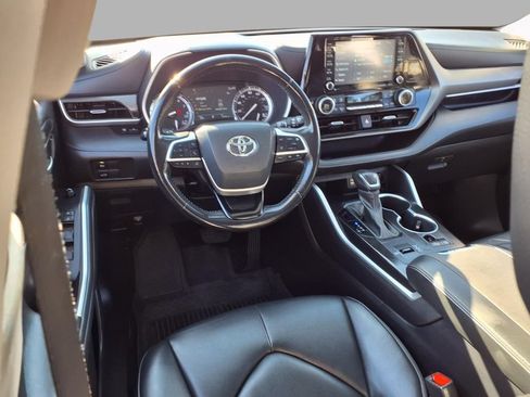 Used 2022 Toyota Highlander XLE FWD image 4