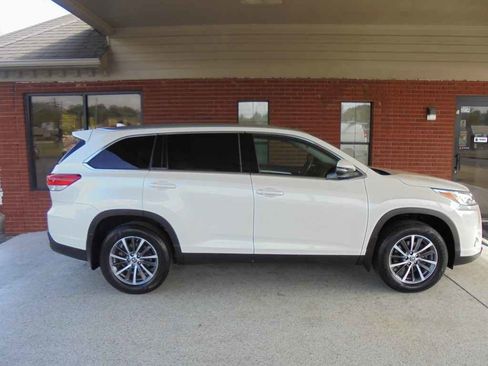 Used 2019 Toyota Highlander XLE image 2
