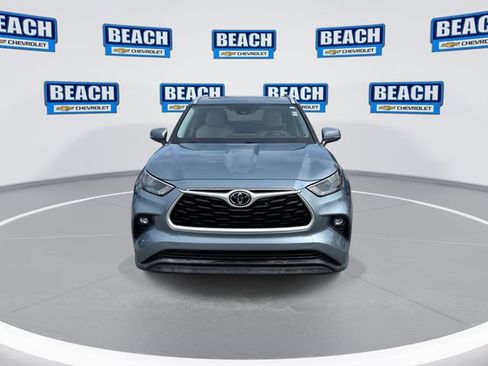 Used 2022 Toyota Highlander XLE AWD/4WD image 3