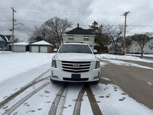 Used 2016 Cadillac Escalade Luxury image 2
