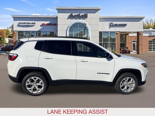 Used 2024 Jeep Compass Latitude AWD/4WD image 7