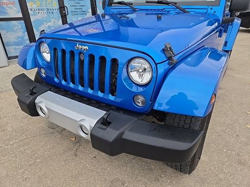 Used 2015 Jeep Wrangler Unlimited Sahara w/ Connectivity Group image 15