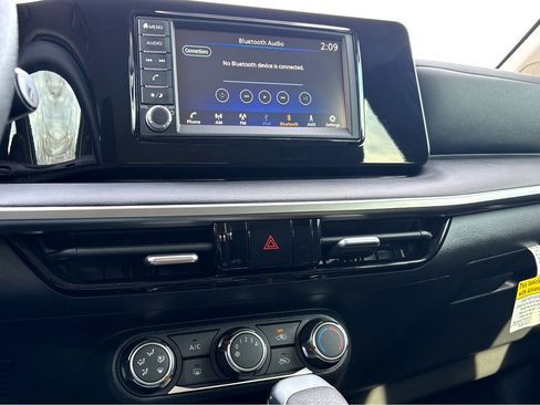 Certified 2025 Nissan Kicks S image 5