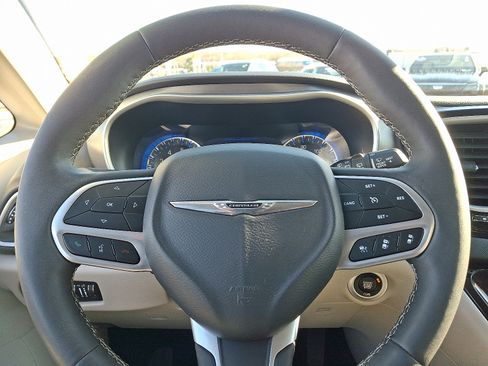 Certified 2024 Chrysler Pacifica Touring-L image 19