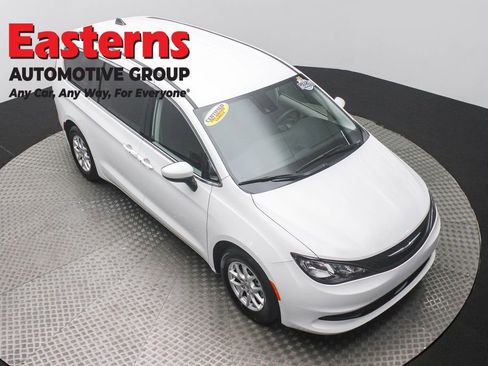 Used 2023 Chrysler Voyager LX image 3