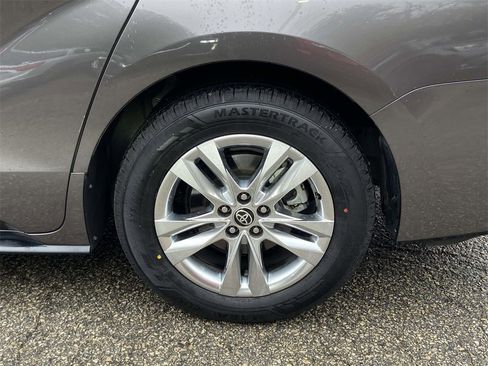 Used 2022 Toyota Sienna Limited image 8