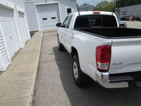 Used 2016 Toyota Tacoma SR5 AWD/4WD image 8