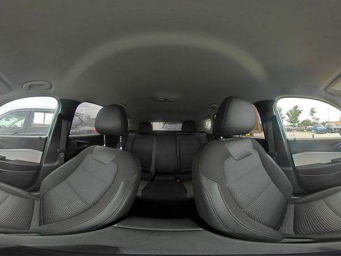 Used 2025 Chevrolet Trax LT FWD image 41