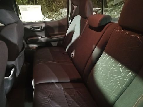 Used 2017 Toyota Tacoma TRD Sport image 10