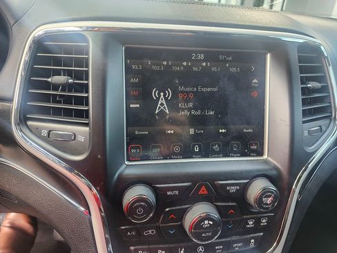 Used 2018 Jeep Grand Cherokee Limited image 15