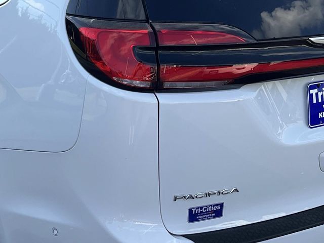 Used 2023 Chrysler Pacifica Limited FWD image 5