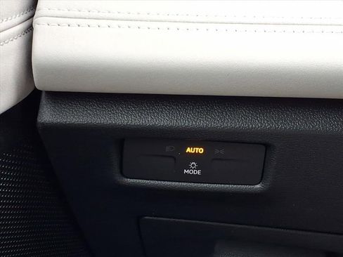 Used 2025 Volkswagen Tiguan SE image 25