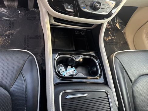 Used 2024 Chrysler Pacifica Limited image 18