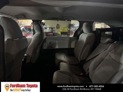 Used 2025 Toyota Sienna LE FWD image 11