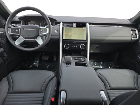 Used 2025 Land Rover Discovery S image 9