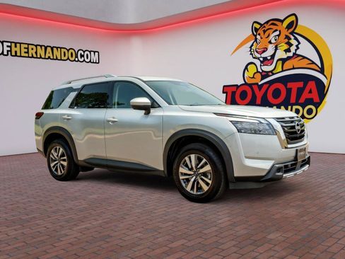 Used 2025 Nissan Pathfinder SL FWD image 3