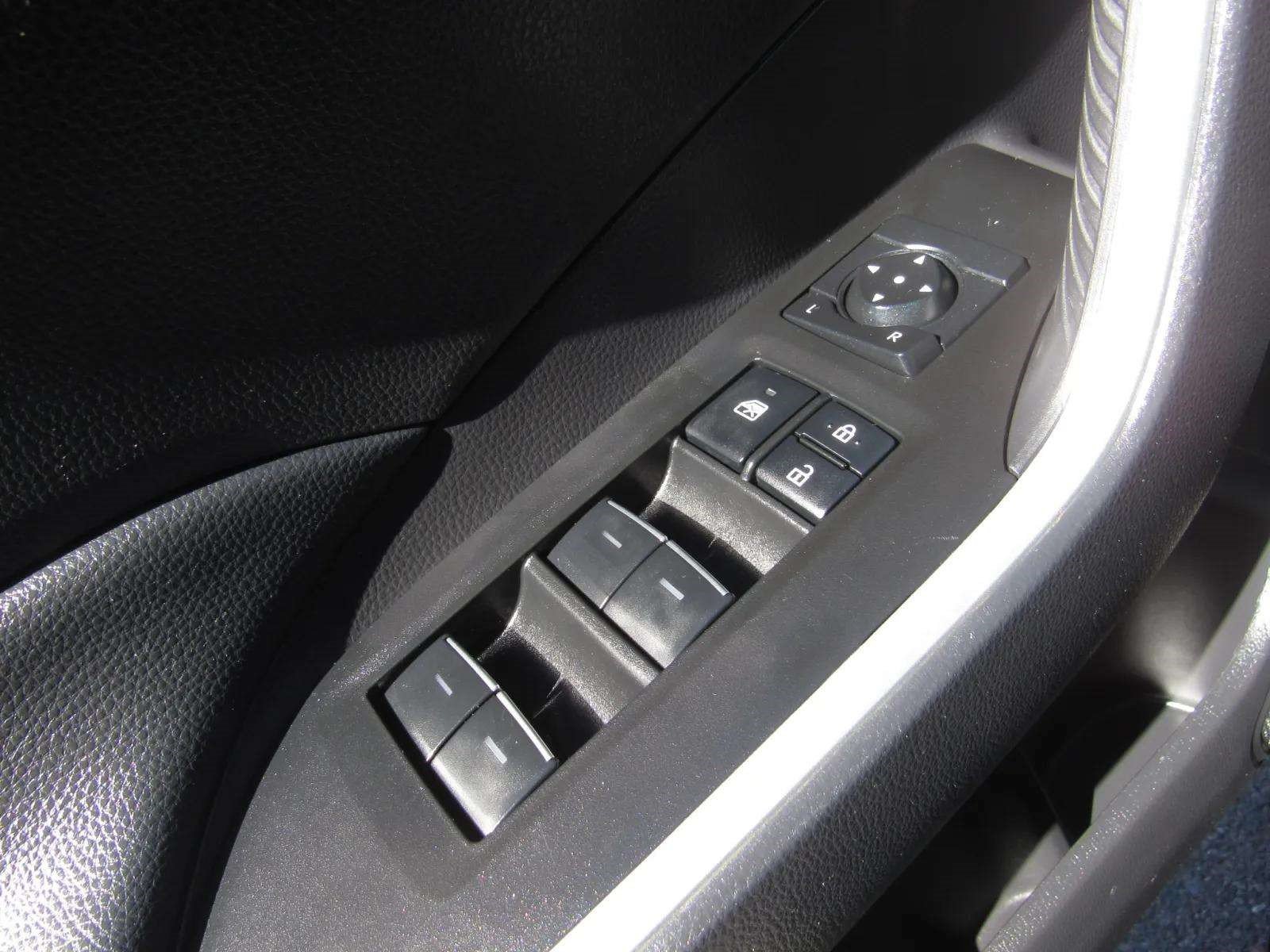 Used 2025 Toyota RAV4 XLE FWD image 21