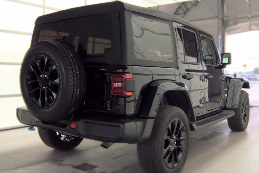 Used 2022 Jeep Wrangler Unlimited Sahara AWD/4WD image 3