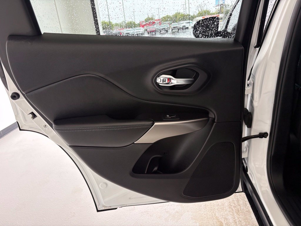 Used 2020 Jeep Cherokee Latitude FWD image 28