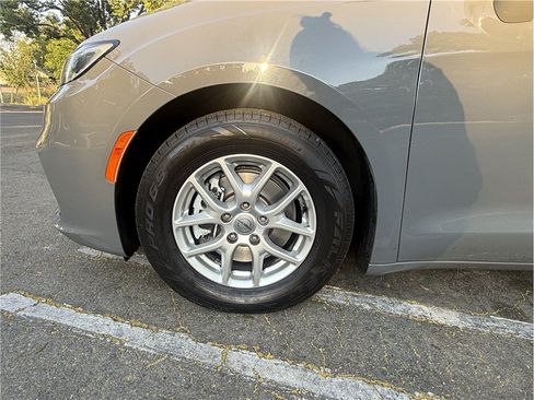 Used 2022 Chrysler Pacifica Touring-L FWD image 9